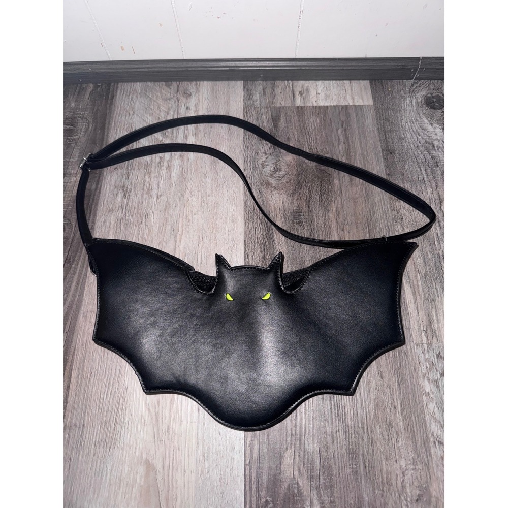 Black Bat Shaped Crossbody Bag Gothic Novelty Faux Leather Shoulder Purse